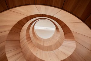 Inspirationen til Hempels flotte trappe er en vortex spiral, der opstår, når især to farver maling bliver blandet sammen